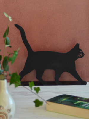 Silhouette en métal noir d'un chat assis, montée sur un socle en métal (28 cm x 27 cm). Une décoration élégante et intemporelle pour intérieur et extérieur.