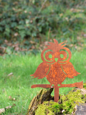Silhouette en métal rouillé représentant une chouette posée sur une branche, à planter pour une décoration originale et naturelle du jardin.