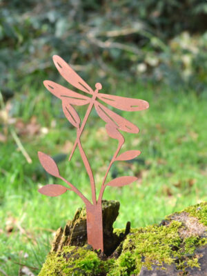 Silhouette en métal rouillé représentant une libellule sur une branche, décoration de jardin à planter.
