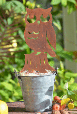 Silhouette en métal rouillé à planter d'une chouette sur une souche