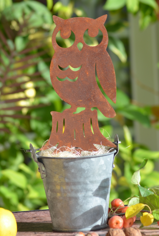 Silhouette en métal rouillé à planter d'une chouette sur une souche