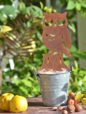 Silhouette en métal rouillé à planter d'une chouette sur une souche