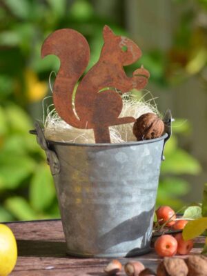 Silhouette en métal rouillé à planter d'un écureuil noisette