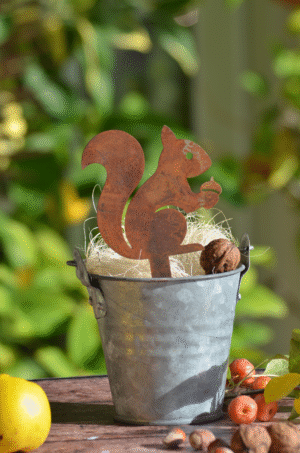 Silhouette en métal rouillé à planter d'un écureuil noisette