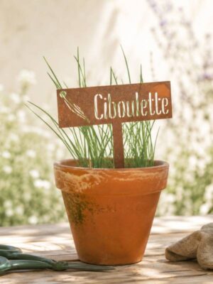 Etiquette aromatique ciboulette en métal rouillé à planter dans le potager