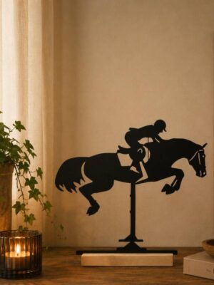 Cheval de saut d'obstacle en métal noir sur socle en bois décoration intérieure