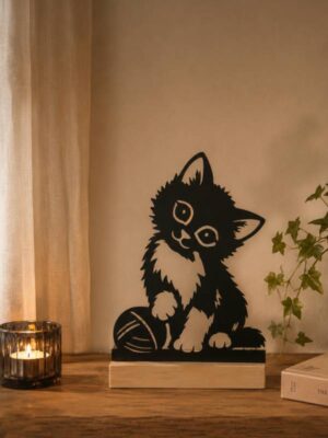 Chaton avec pelote de laine en métal noir sur socle en bois décoration intérieure