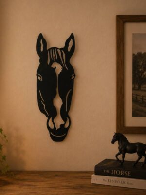 Tête de cheval en métal noir à suspendre décoration murale inspirée d'une photographie