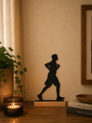 Coureur en métal noir sur socle en bois décoration intérieure pour passionné de course à pied