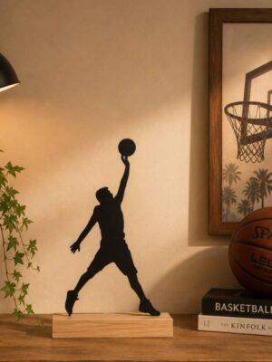 Silhouette de basketteur en métal noir sur socle en bois décoration intérieure