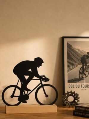 Silhouette cycliste en métal noir sur socle en bois décoration intérieure