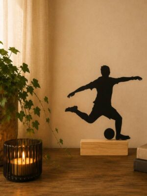 Silhouette de footballeur en métal noir sur socle en bois décoration intérieure