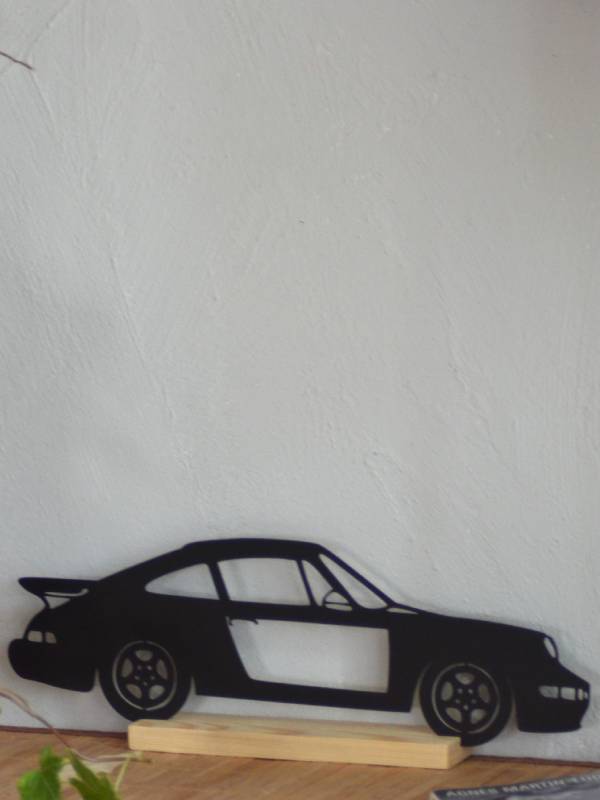 Silhouette inspirée de la Porsche 911 en métal noir sur socle bois – Image 2