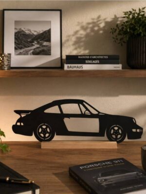 Silhouette inspirée de la Porsche 911 en métal noir sur socle en bois pour décoration intérieure