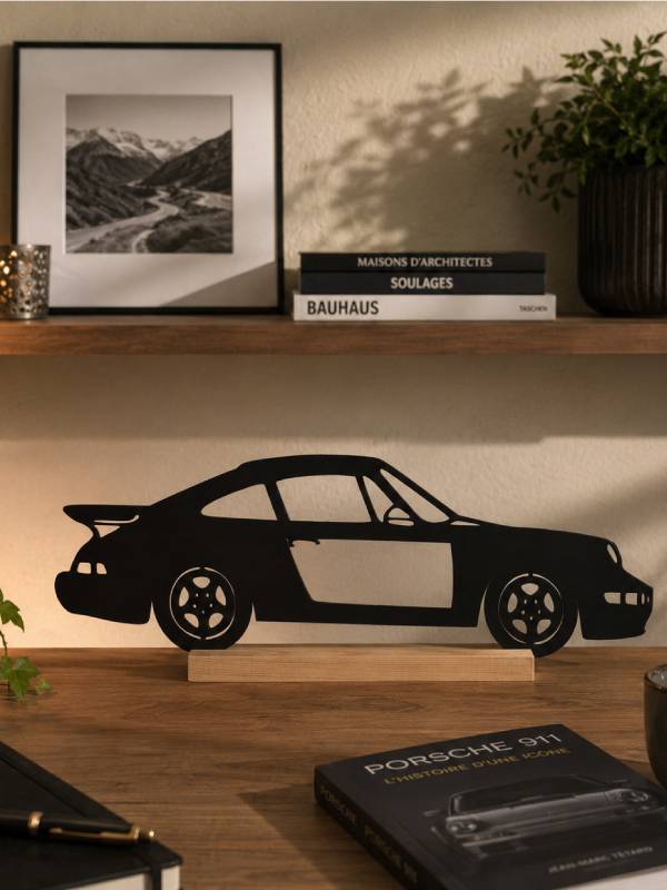 Silhouette inspirée de la Porsche 911 en métal noir sur socle en bois pour décoration intérieure